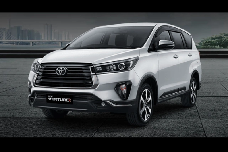 Về truyền động, Toyota Innova 2021 tại thị trường Ấn Độ được cung cấp 2 phiên bản, gồm động cơ xăng 2.0L mạnh 150 mã lực và động cơ diesel 2.4L sản sinh công suất 166 mã lực.