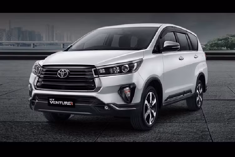 Về truyền động, Toyota Innova 2021 tại thị trường Ấn Độ được cung cấp 2 phiên bản, gồm động cơ xăng 2.0L mạnh 150 mã lực và động cơ diesel 2.4L sản sinh công suất 166 mã lực.