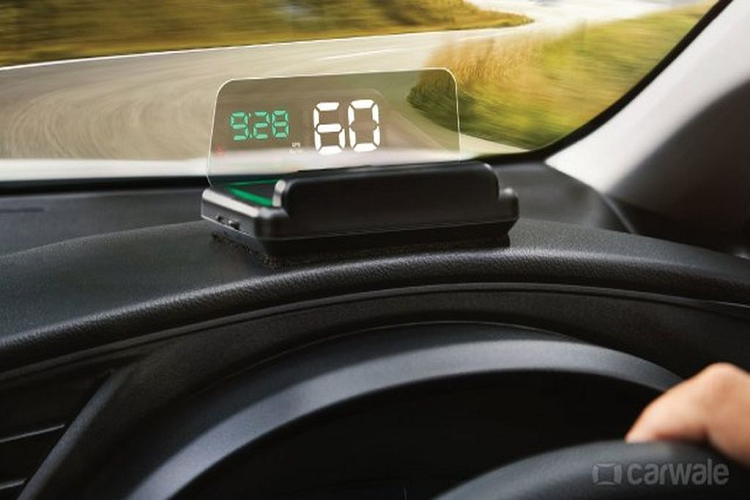 Về thiết kế, không có quá nhiều khác biệt trên Toyota Innova bản đặc biệt so với bản tiêu chuẩn. Phần đầu xe được thiết kế vuông vức, góc cạnh hơn nhờ lưới tản nhiệt và hệ thống đèn được tinh chỉnh lại.