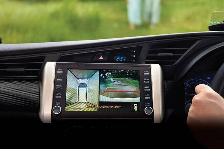 Với gói trang bị Limited Edition, Innova được bổ sung thêm một loại các trang bị đáng chú ý như: camera 360 độ, màn hình HUD (tuy nhiên không gắn theo xe mà lại là thiết bị cắm rời), hệ thống giám sát áp suất lốp (TPMS), bộ sạc điện thoại không dây, đèn chào mừng (16 màu) và máy ion hóa không khí. Nhờ những gói trang bị mới này mà mẫu MPV – Innova trở nên “hấp dẫn”, hiện đại và tiện nghi hơn.