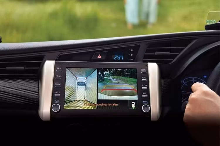 Với gói trang bị Limited Edition, Innova được bổ sung thêm một loại các trang bị đáng chú ý như: camera 360 độ, màn hình HUD (tuy nhiên không gắn theo xe mà lại là thiết bị cắm rời), hệ thống giám sát áp suất lốp (TPMS), bộ sạc điện thoại không dây, đèn chào mừng (16 màu) và máy ion hóa không khí. Nhờ những gói trang bị mới này mà mẫu MPV – Innova trở nên “hấp dẫn”, hiện đại và tiện nghi hơn.