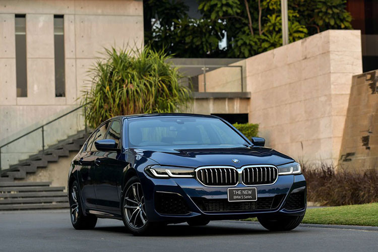 Đây là mức giá ưu đãi cho BMW 5 Series 2021 mới được áp dụng đến ngày 30/6, sau đó giá sẽ được điều chỉnh tăng lên lần lượt là 323.980 RM và 378.980 RM. BMW 5 Series 2021 phiên bản nâng cấp giữa vòng đời được bổ sung một số nâng cấp về ngoại thất bao gồm cả mặt trước mới với lưới tản nhiệt hình quả thận kép góc cạnh hơn cùng kích thước vừa phải, không bị quá khổ như các mẫu xe mới đây.