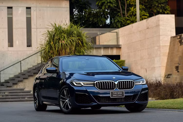 Đây là mức giá ưu đãi cho BMW 5 Series 2021 mới được áp dụng đến ngày 30/6, sau đó giá sẽ được điều chỉnh tăng lên lần lượt là 323.980 RM và 378.980 RM. BMW 5 Series 2021 phiên bản nâng cấp giữa vòng đời được bổ sung một số nâng cấp về ngoại thất bao gồm cả mặt trước mới với lưới tản nhiệt hình quả thận kép góc cạnh hơn cùng kích thước vừa phải, không bị quá khổ như các mẫu xe mới đây.