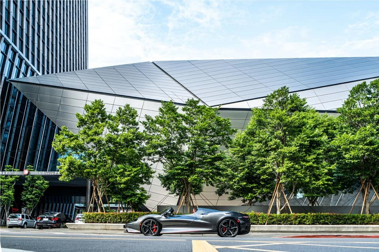 Hiện chưa rõ thực hư tin đồn này đúng bao nhiêu phần trăm nhưng hình ảnh đại gia này chia sẻ cho thấy khả năng cao McLaren Elva có thể xuất hiện tại Việt Nam qua 1 chi tiết mà từng gây ra rất nhiều tranh cãi của các tay chơi xe trong nước về việc siêu phẩm hypercar McLaren Elva có thể đăng kiểm trong nước được không.