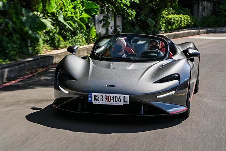 McLaren Elva phiên bản 4 không đã nhận về rất nhiều phàn nàn của các khách hàng VIP nhà McLaren vì không có kính lái và sẽ không thể lái xe trên đường do các quy định về luật an toàn giao thông của nước mình, trong số đó có Việt Nam. Cục Đăng Kiểm cũng quy định các xe ô tô khi đi kiểm định phải có kính lái còn nguyên vẹn, không nứt vỡ vì thế, McLaren Elva phiên bản 4 không sẽ không thể đăng kiểm và tất nhiên sẽ không bấm được biển số.