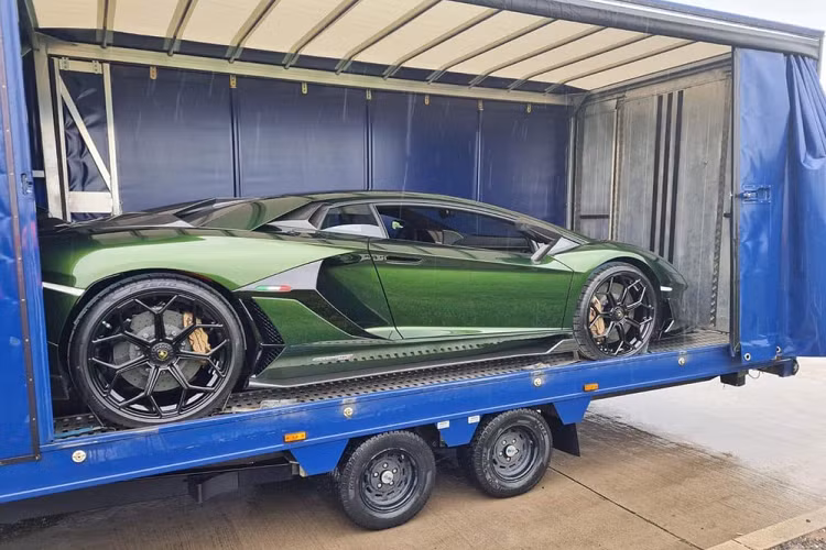 Đây sẽ là chiếc siêu xe Lamborghini Aventador SVJ Coupe hàng hiếm thứ 3 về Việt Nam ngay khi về nước nhưng sẽ không bao giờ đụng hàng so với 2 chiếc trước đó. Lý do là so với chiếc siêu xe Lamborghini Aventador SVJ đầu tiên về Việt Nam có màu xanh nhạt là Blu Glauco và chiếc siêu xe Aventador SVJ thứ 2 có màu vàng thì siêu bò SVJ Coupe thứ 3 sở hữu màu sơn xanh lục Verde Ermes.