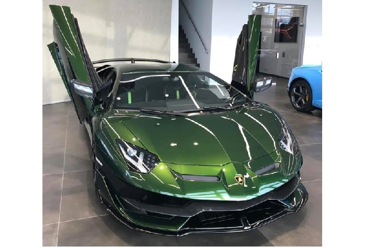 Nhìn bên ngoài chiếc siêu xe hàng hiếm Lamborghini Aventador SVJ Coupe sắp về Việt Nam được phủ lên ngoại thất bộ áo màu xanh rất độc đáo và đẹp mắt. Đi kèm còn có nhiều chi tiết carbon. Bên trong khoang lái xe có ghế ngồi bọc da Alcantara màu tối và sọc là xanh lá cây nổi bần bật.