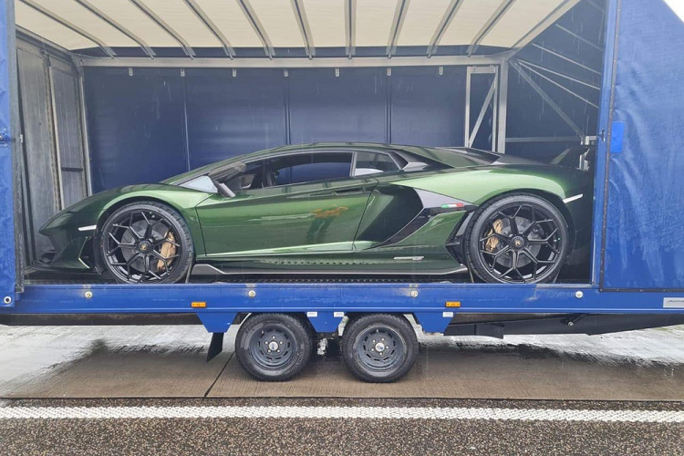 Sau nhiều tin đồn về việc một chiếc siêu xe Lamborghini Aventador SVJ mang màu sơn xanh lục cực hiếm sắp về nước, đến nay, người chuyên mang các siêu xe về Việt Nam đã tung ảnh xác nhận chiếc xe này đã lên xe chuyên dụng để bay về một đất nước châu Á trước khi được cho vào thùng container để về dải đất hình chữ S đã khiến không ít người vui mừng.