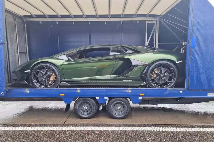 Sau nhiều tin đồn về việc một chiếc siêu xe Lamborghini Aventador SVJ mang màu sơn xanh lục cực hiếm sắp về nước, đến nay, người chuyên mang các siêu xe về Việt Nam đã tung ảnh xác nhận chiếc xe này đã lên xe chuyên dụng để bay về một đất nước châu Á trước khi được cho vào thùng container để về dải đất hình chữ S đã khiến không ít người vui mừng.