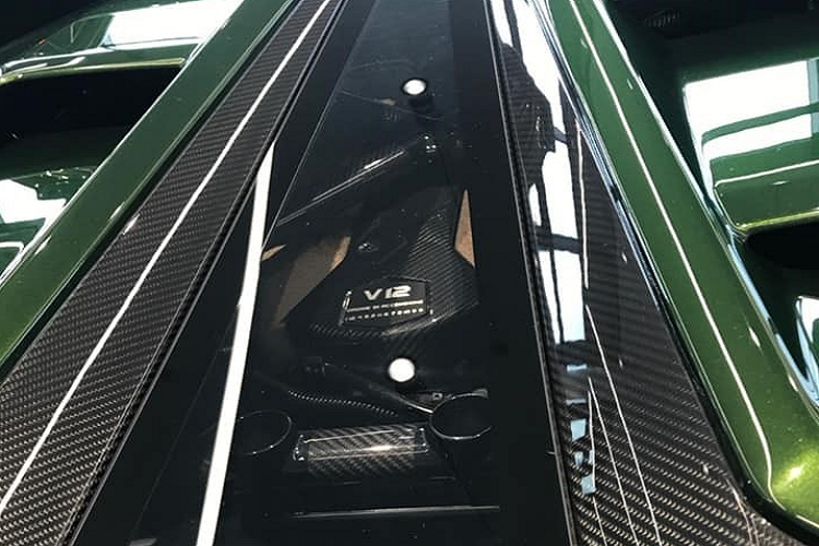 Siêu xe giới hạn Lamborghini Aventador SVJ tại Việt Nam được nhập khẩu về nước theo diện không chính hãng nên các mức giá bán đến tay khách hàng luôn được các đơn vị nhập khẩu tư nhân giữ bí mật. Chỉ biết rằng, giá xe Lamborghini Aventador SVJ ở nước ngoài bắt đầu từ 517.700 đô la, tương đương 12 tỷ đồng.