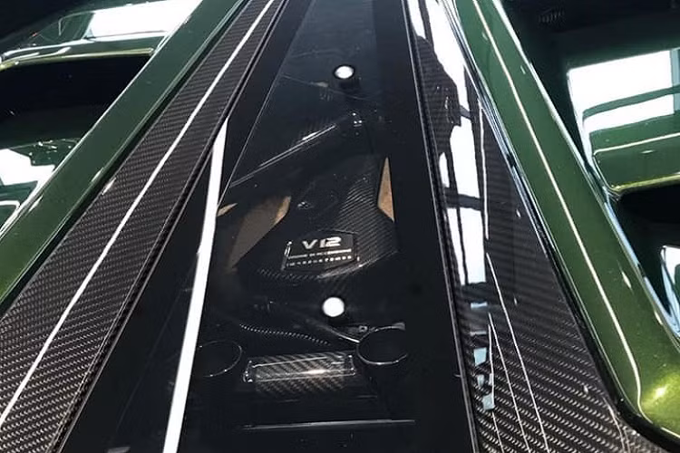 Siêu xe giới hạn Lamborghini Aventador SVJ tại Việt Nam được nhập khẩu về nước theo diện không chính hãng nên các mức giá bán đến tay khách hàng luôn được các đơn vị nhập khẩu tư nhân giữ bí mật. Chỉ biết rằng, giá xe Lamborghini Aventador SVJ ở nước ngoài bắt đầu từ 517.700 đô la, tương đương 12 tỷ đồng.