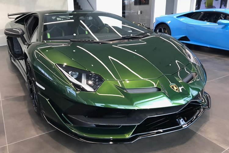 Mẫu siêu xe phiên bản giới hạn Lamborghini Aventador SVJ vẫn được trang bị khối động cơ V12, hút khí tự nhiên, dung tích 6.5 lít quen thuộc trên những chiếc Aventador LP700-4 rất được ưa chuộng tại thị trường Việt Nam. Tuy nhiên, trên Aventador SVJ, hãng Lamborghini đã tinh chỉnh lại khối động cơ này nhằm tạo ra công suất tối đa 770 mã lực, cao hơn 70 mã lực so với bản tiêu chuẩn và 20 con ngựa so với Aventador SV. Mô-men xoắn cực đại của xe cũng được nâng cấp thêm 30 Nm lên mức 720 Nm so với các dòng siêu xe Aventador còn lại.