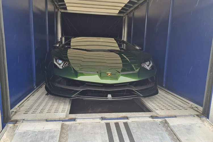 Tên thế giới, số lượng siêu xe Lamborghini Aventador SVJ Coupe mang màu Verde Ermes chỉ đếm trên đầu ngón tay và có thể thấy các đại gia Việt rất chịu chơi khi mua xe Lamborghini Aventador SVJ Coupe lại chọn ngay màu sơn khà đắt đỏ. Dòng siêu xe hàng hiếm Lamborghini Aventador SVJ chỉ được sản xuất ra 900 chiếc thuộc bản Coupe và cùng với đó là 63 chiếc Lamborghini Aventador SVJ63 Coupe. Vì thế, đã có không ít đại gia nhanh chóng chi tiền để làm chủ nhân của 1 trong số 900 chiếc siêu xe Lamborghini Aventador SVJ trên thế giới.