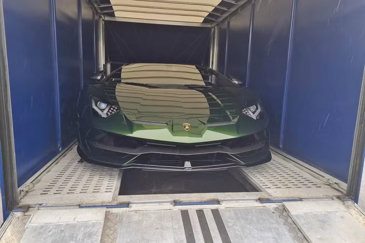 Tên thế giới, số lượng siêu xe Lamborghini Aventador SVJ Coupe mang màu Verde Ermes chỉ đếm trên đầu ngón tay và có thể thấy các đại gia Việt rất chịu chơi khi mua xe Lamborghini Aventador SVJ Coupe lại chọn ngay màu sơn khà đắt đỏ. Dòng siêu xe hàng hiếm Lamborghini Aventador SVJ chỉ được sản xuất ra 900 chiếc thuộc bản Coupe và cùng với đó là 63 chiếc Lamborghini Aventador SVJ63 Coupe. Vì thế, đã có không ít đại gia nhanh chóng chi tiền để làm chủ nhân của 1 trong số 900 chiếc siêu xe Lamborghini Aventador SVJ trên thế giới.