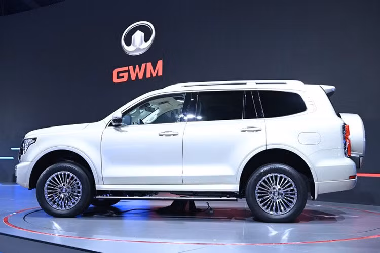 Bên trong Tank 500 HEV 2022 là không gian nội thất bọc da, ốp gỗ và ốp kim loại, tạo cảm giác cao cấp. Xe có những trang bị nổi bật như bảng đồng hồ kỹ thuật số với màn hình LCD 12,3 inch, màn hình thông tin giải trí dạng cảm ứng 14,6 inch, đồng hồ xem giờ theo phong cách của những chiếc xe sang và cần số pha lê, gợi liên tưởng đến xe BMW.