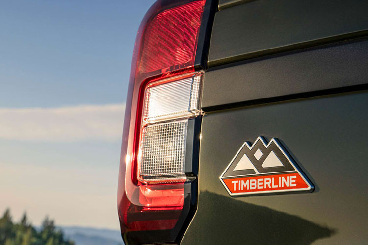 Trong đó bao gồm bộ lưới tản nhiệt độc quyền, đường viền màu cam nổi bật ở hốc gió trung tâm, những tấm ốp thân xe bằng nhựa đen nhấn mạnh vẻ đẹp khỏe khoắn và cơ bắp, tấm chống trượt màu bạc và bộ mâm đa chấu sơn đen bóng đi kèm lốp Goodyear Wrangler A/T 33 inch.