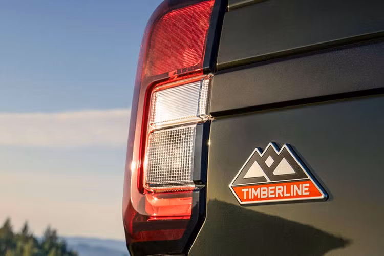 Trong đó bao gồm bộ lưới tản nhiệt độc quyền, đường viền màu cam nổi bật ở hốc gió trung tâm, những tấm ốp thân xe bằng nhựa đen nhấn mạnh vẻ đẹp khỏe khoắn và cơ bắp, tấm chống trượt màu bạc và bộ mâm đa chấu sơn đen bóng đi kèm lốp Goodyear Wrangler A/T 33 inch.