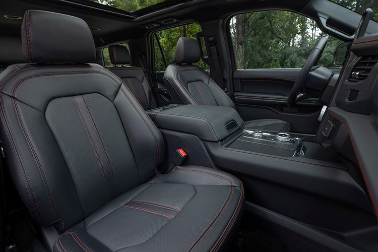 “Trái tim” của Ford Expedition Timberline 2022 là khối động cơ EcoBoost tăng áp kép V6 3.5L cho ra công suất tối đa 440 mã lực và momen xoắn cực đại 691 Nm. Ngoài ra, Timberline còn nhận được một số tính năng bổ sung để tăng cường khả năng off-road như hệ thống hỗ trợ rẽ trên đường mòn Trail Turn Assist, hộp số phụ 2 cấp,...