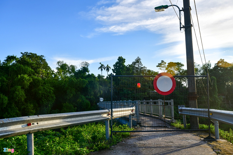 Hàng rào chắn được lập tại cầu Đồng Hoàng, xung quanh khu vực này tập trung nhiều vườn nông sản nên mật độ người qua lại tại đây mỗi ngày khá đông. Phường Đồng Mai là vùng xanh, bên kia cầu là vùng đỏ. 