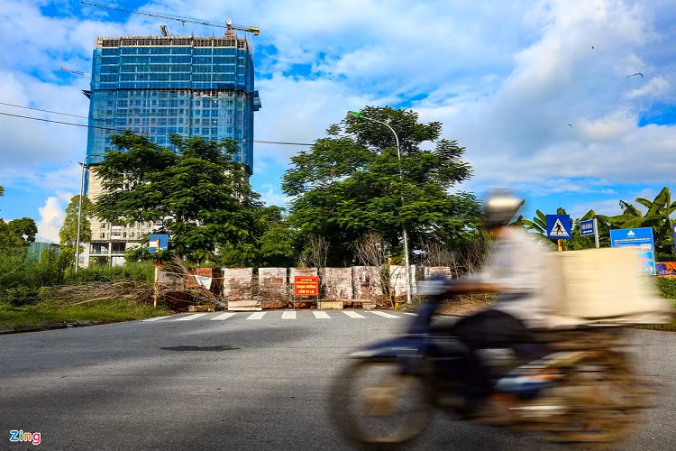 Chốt chặn khác trong xã Tứ Hiệp (huyện Thanh Trì) được ngăn cách bằng các lớp gạch. 