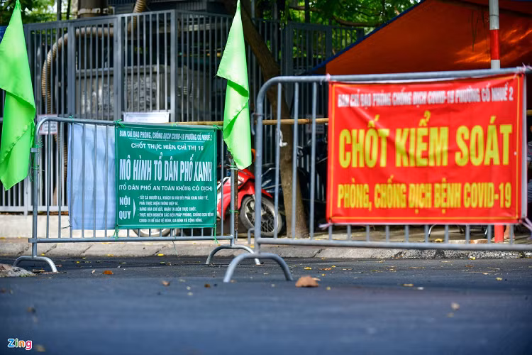 Ngay trước lối vào cầu Noi, lực lượng chức năng chốt trực 24/24. Điểm giao giữa lối vào cầu Noi và đường Phố Viên, Phan Bá Vành hàng ngày có đông dân cư qua lại.