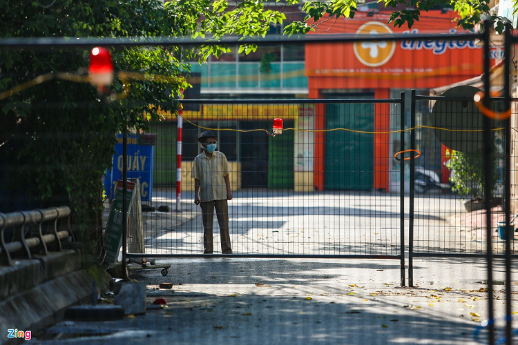 Cầu làng Phúc Am (xã Duyên Thái, huyện Thường Tín) bắc qua sông Tô Lịch bị bịt kín từ ngày 3/9 để ngăn cách thôn Phúc Am với thôn Duyên Trường. Hàng rào chắn được dựng 2 lớp bằng thép, khá kiên cố, cao khoảng 2 m để tránh tình trạng người dân đứng sát hàng rào nói chuyện và trao đổi hàng hoá. 