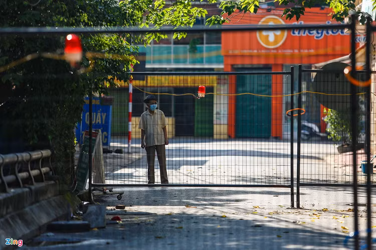 Cầu làng Phúc Am (xã Duyên Thái, huyện Thường Tín) bắc qua sông Tô Lịch bị bịt kín từ ngày 3/9 để ngăn cách thôn Phúc Am với thôn Duyên Trường. Hàng rào chắn được dựng 2 lớp bằng thép, khá kiên cố, cao khoảng 2 m để tránh tình trạng người dân đứng sát hàng rào nói chuyện và trao đổi hàng hoá. 