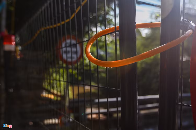 Đèn cảnh báo an toàn, khoá số được lắp đặt ở khu vực hàng rào. “Từ lúc hàng rào được dựng lên, tôi cảm thấy khá yên tâm vì người dân hạn chế di chuyển qua lại, dễ kiểm soát hơn”, một người dân thôn Phúc Am cho biết.