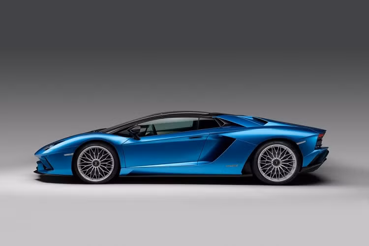 Hiện số lượng siêu xe Lamborghini Aventador mui trần tại Việt Nam có 6 chiếc, trong đó 4 chiếc thuộc bản tiêu chuẩn và 2 chiếc thuộc phiên bản siêu xe hàng hiếm Lamborghini Aventador LP750-4 SV Roadster vốn chỉ có 500 xe trên toàn thế giới. Giá xe Lamborghini Aventador LP700-4 tại Việt Nam theo công bố của Bộ Tài Chính là trên 37 tỷ đồng nhưng con số thực tế cho các siêu xe Lamborghini Aventador LP700-4 Coupe hay mui trần giao dịch tại Việt Nam thấp hơn rất nhiều.
