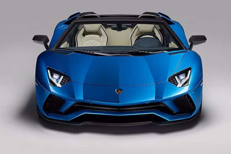 Sức mạnh được truyền tới cả bốn bánh thông qua hộp số tự động 7 cấp ISR, nhờ đó, siêu xe mui trần như Lamborghini Aventador LP700-4 Roadster có thể tăng tốc từ vị trí xuất phát lên 100 km/h trong thời gian 2,9 giây trước khi đạt vận tốc tối đa 349 km/h. Siêu xe Lamborghini Aventador LP700-4 mui trần có 3 chế độ chạy được tích hợp hẳn trên vô lăng của xe bao gồm Strada-đường phố, Sport-thể thao và cuối cùng là Corsa-đường đua.