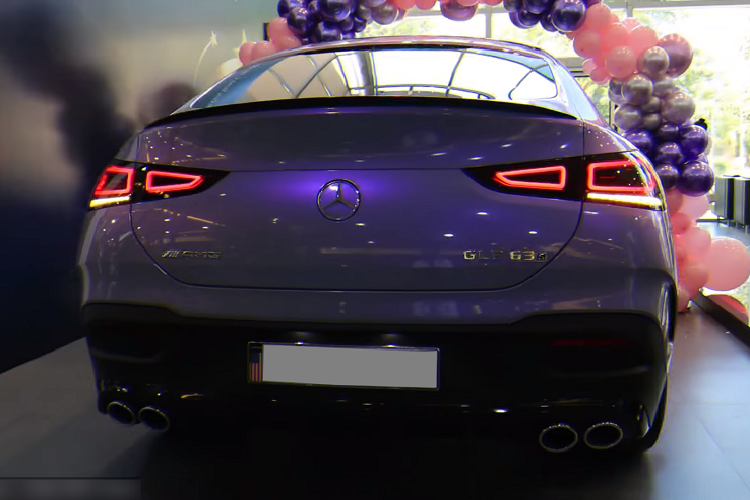 Mercedes-AMG GLE 53 4Matic+ Coupe 2021 được trang bị động cơ 6 xi-lanh thẳng hàng, sản sinh công suất tối đa 435 mã lực và mô-men xoắn cực đại lên tới 520 Nm. Không chỉ vậy, khối động cơ này còn được tích hợp công nghệ EQ Boost gồm 1 mô-tơ điện và 1 máy phát điện, được đặt giữa động cơ và hộp số, cung cấp thêm cho xe 22 mã lực và 250 Nm.