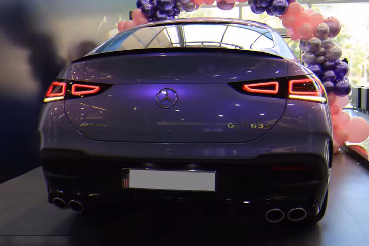 Mercedes-AMG GLE 53 4Matic+ Coupe 2021 được trang bị động cơ 6 xi-lanh thẳng hàng, sản sinh công suất tối đa 435 mã lực và mô-men xoắn cực đại lên tới 520 Nm. Không chỉ vậy, khối động cơ này còn được tích hợp công nghệ EQ Boost gồm 1 mô-tơ điện và 1 máy phát điện, được đặt giữa động cơ và hộp số, cung cấp thêm cho xe 22 mã lực và 250 Nm.