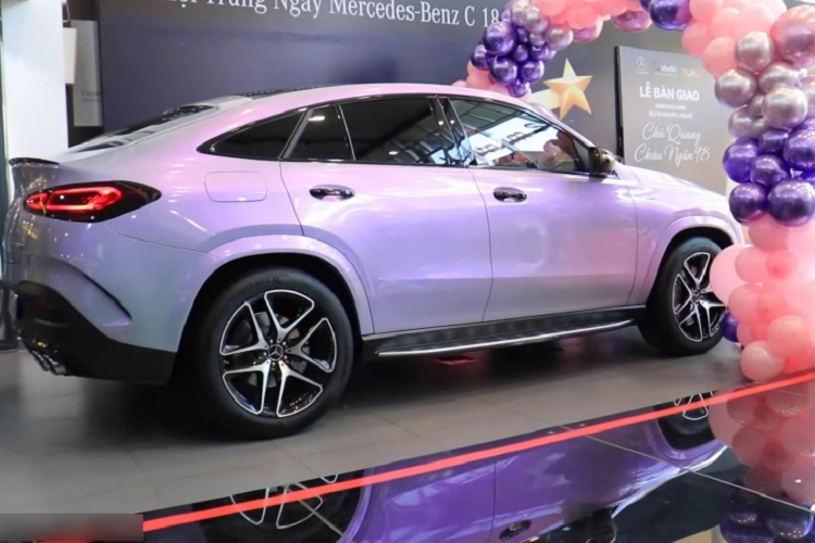 Nội công của xe được truyền tải xuống bánh xe thông qua hộp số AMG Speedshift TCT 9 cấp cùng hệ dẫn động AMG Performance 4Matic+. Mercedes-AMG GLE 53 4Matic+ Coupe 2021 có khả năng bức tốc từ vị trí xuất phát lên 100 km/h chỉ trong vòng 5,3 giây và đạt vận tốc cực đại 250 km/h. Người lái có thể lựa chọn cách thức vận hành của xe thông qua cụm điều khiển 5 chế độ lái AMG Dynamic Select tích hợp ngay trên vô lăng.