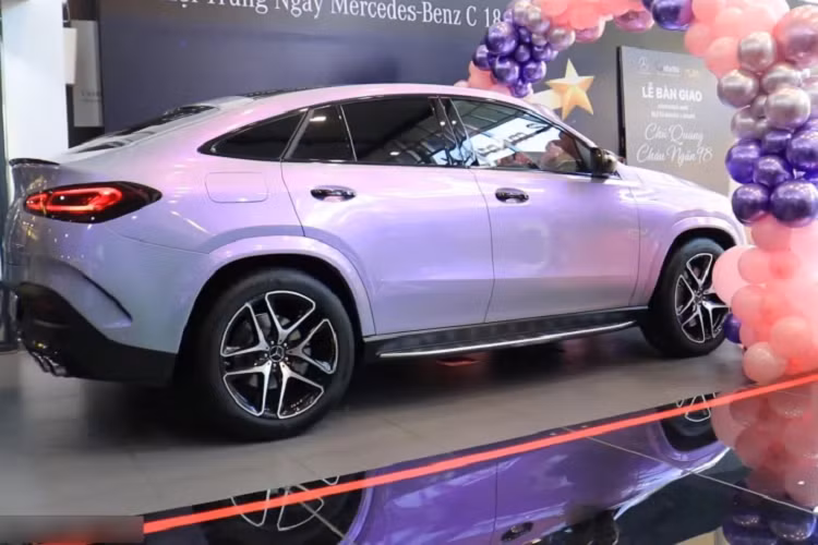 Nội công của xe được truyền tải xuống bánh xe thông qua hộp số AMG Speedshift TCT 9 cấp cùng hệ dẫn động AMG Performance 4Matic+. Mercedes-AMG GLE 53 4Matic+ Coupe 2021 có khả năng bức tốc từ vị trí xuất phát lên 100 km/h chỉ trong vòng 5,3 giây và đạt vận tốc cực đại 250 km/h. Người lái có thể lựa chọn cách thức vận hành của xe thông qua cụm điều khiển 5 chế độ lái AMG Dynamic Select tích hợp ngay trên vô lăng.