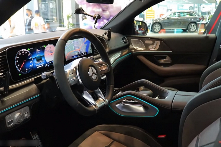 Tuy nhiên, khi tháng cuối cùng của năm 2021 đang trôi qua, nam ca sĩ này cùng bạn gái sinh năm 1998 đã đi nhận xe Mercedes-AMG GLE 53 4Matic+ Coupe 2021 chính hãng khiến không ít người sốc và cho rằng cặp đôi "chú-cháu" từng cố tình làm truyền thông việc phải dọn phòng và chà toilet cho khách sạn nơi mình ở vì hết tiền. 