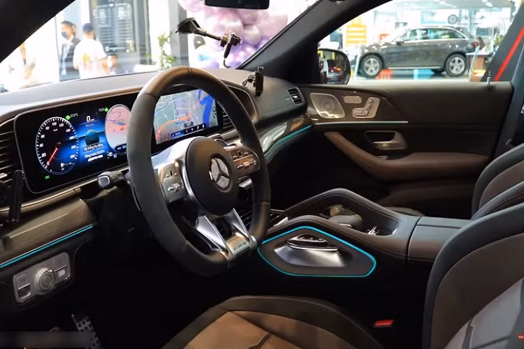 Tuy nhiên, khi tháng cuối cùng của năm 2021 đang trôi qua, nam ca sĩ này cùng bạn gái sinh năm 1998 đã đi nhận xe Mercedes-AMG GLE 53 4Matic+ Coupe 2021 chính hãng khiến không ít người sốc và cho rằng cặp đôi "chú-cháu" từng cố tình làm truyền thông việc phải dọn phòng và chà toilet cho khách sạn nơi mình ở vì hết tiền. 