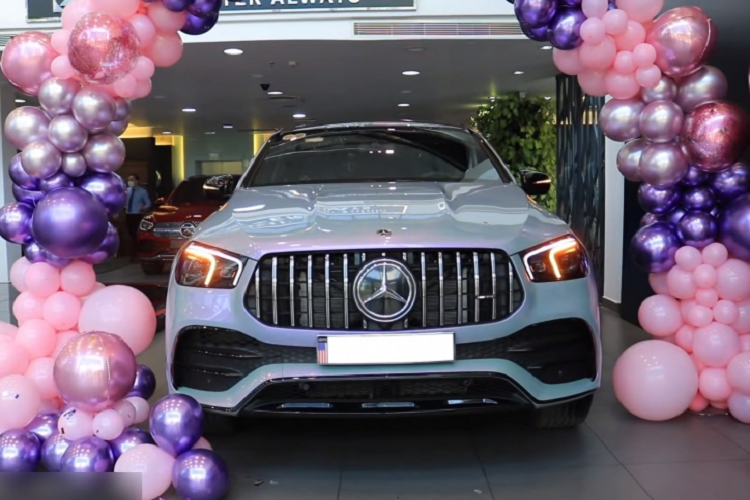 Lương Bằng Quang cũng từng gây chú ý khi chia sẻ trong mùa dịch Covid-19 đã phải đi làm bảo vệ, lễ tân, nhân viên dọn phòng và cả chà toilet cho 1 khách sạn vì mắc kẹt ở Phú Quốc 4 tháng.