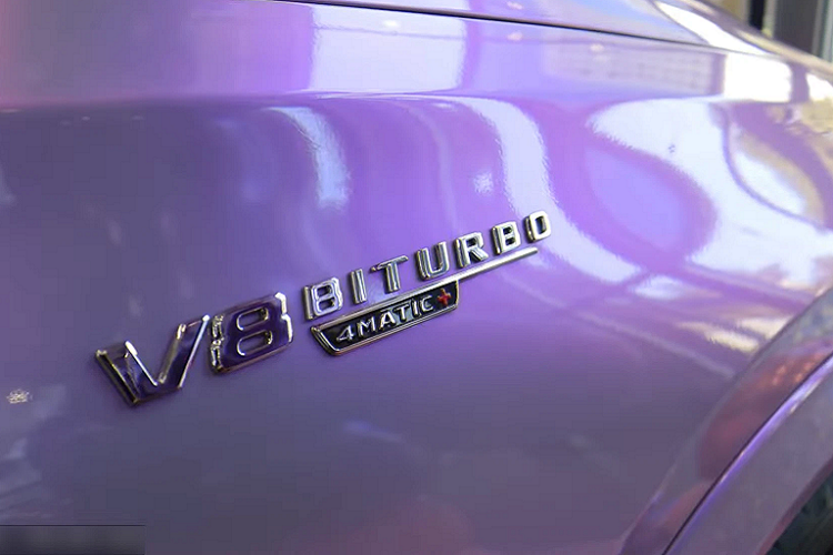 Chiếc xe sang Mercedes-AMG GLE 53 4Matic+ Coupe 2021 của cặp đôi tình nhân ồn ào mạng xã hội mới mua có ngoại thất sơn màu xanh cùng với đó là 1 số logo được thay thế theo bản Mercedes-AMG GLE 63. Thậm chí, tấm bảng mừng Lương Bằng Quang và Ngân 98 đến nhận xe cũng ghi tên phiên bản là Mercedes-AMG GLE 63 gây khó hiểu.