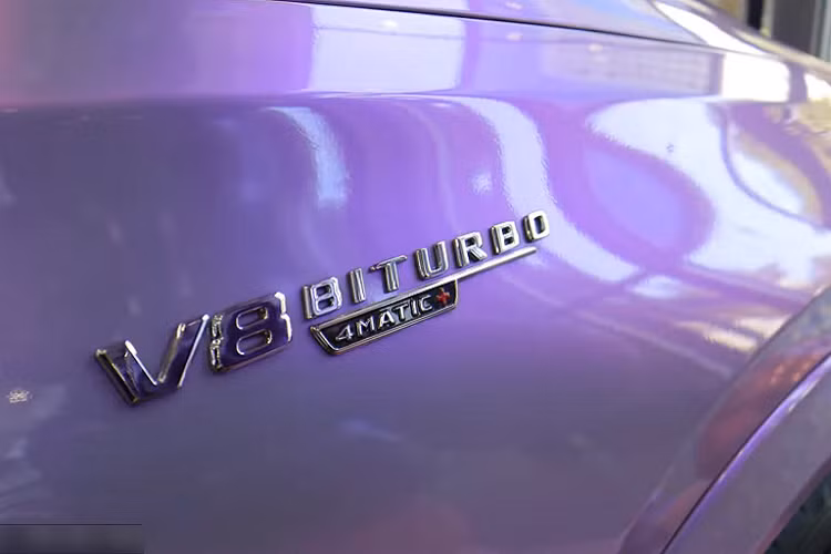 Chiếc xe sang Mercedes-AMG GLE 53 4Matic+ Coupe 2021 của cặp đôi tình nhân ồn ào mạng xã hội mới mua có ngoại thất sơn màu xanh cùng với đó là 1 số logo được thay thế theo bản Mercedes-AMG GLE 63. Thậm chí, tấm bảng mừng Lương Bằng Quang và Ngân 98 đến nhận xe cũng ghi tên phiên bản là Mercedes-AMG GLE 63 gây khó hiểu.