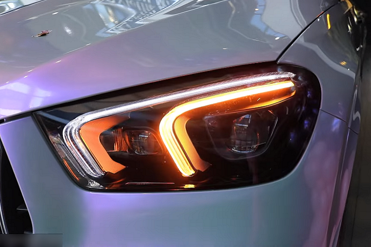 Không quá khó để nhận ra chiếc Mercedes-AMG GLE của Lương Bằng Quang và bạn gái mới tậu là bản 53 4Matic+ Coupe 2021 nhờ hốc gió trước, ống xả kép dạng tròn phía sau và cuối cùng là bộ mâm 5 chấu kép của xe. Các chi tiết chiếc xe Mercedes-AMG GLE 53 4Matic+ Coupe 2021 của Lương Bằng Quang mới mua được thay thế bao gồm logo GLE 63s ở đuôi xe và dòng chữ Turbo 4 Matic của xe nguyên bản được tháo bỏ để thay bằng logo V8 Biturbo 4 Matic trên bản hiệu suất cao.