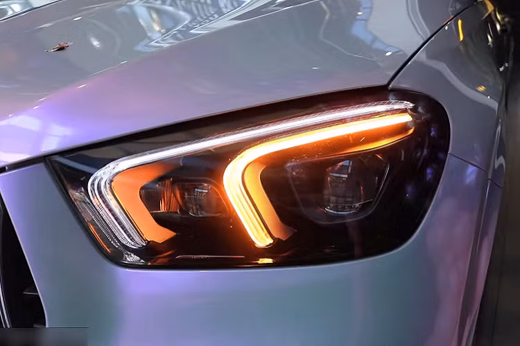 Không quá khó để nhận ra chiếc Mercedes-AMG GLE của Lương Bằng Quang và bạn gái mới tậu là bản 53 4Matic+ Coupe 2021 nhờ hốc gió trước, ống xả kép dạng tròn phía sau và cuối cùng là bộ mâm 5 chấu kép của xe. Các chi tiết chiếc xe Mercedes-AMG GLE 53 4Matic+ Coupe 2021 của Lương Bằng Quang mới mua được thay thế bao gồm logo GLE 63s ở đuôi xe và dòng chữ Turbo 4 Matic của xe nguyên bản được tháo bỏ để thay bằng logo V8 Biturbo 4 Matic trên bản hiệu suất cao.