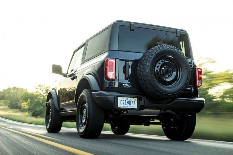 Được sản xuất với số lượng giới hạn, chỉ 200 đơn vị trong năm đầu tiên, mẫu xe Ford Bronco VelociRaptor 400 mới bao gồm các sửa đổi về hệ thống ống xả, cảm ứng dòng khí lưu lượng cao và hiệu chỉnh mạnh mẽ hơn bộ phận điều khiển động cơ.