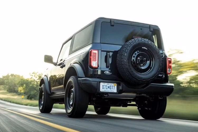 Được sản xuất với số lượng giới hạn, chỉ 200 đơn vị trong năm đầu tiên, mẫu xe Ford Bronco VelociRaptor 400 mới bao gồm các sửa đổi về hệ thống ống xả, cảm ứng dòng khí lưu lượng cao và hiệu chỉnh mạnh mẽ hơn bộ phận điều khiển động cơ.