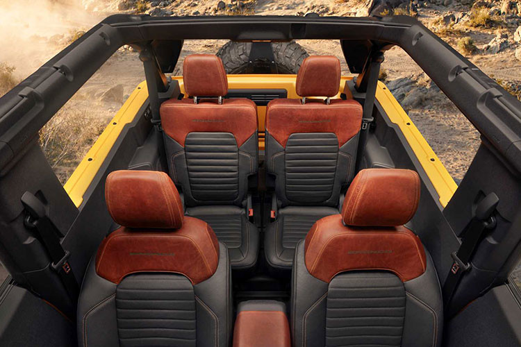 Bên cạnh việc nâng cấp hệ truyền động, gói VelociRaptor 400 cũng sẽ mang đến cho Bronco bộ la-zăng 18 inch mới đi kèm lốp 35 inch, bậc cửa tự động điện, cản va độc đáo và thêm dải đèn LED trên cản trước, tựa đầu thêu logo hãng độ...