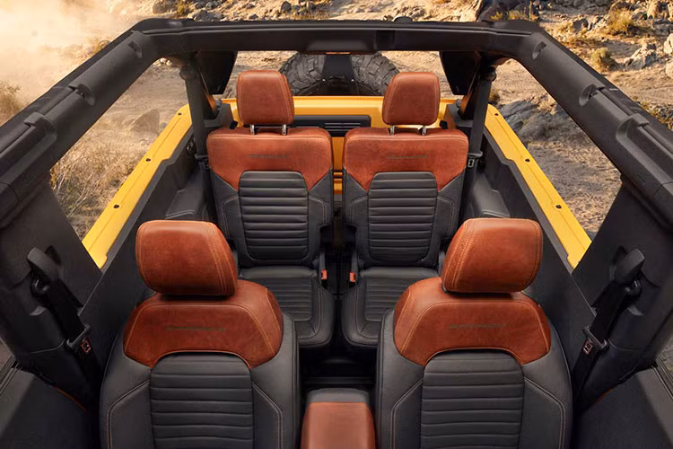 Bên cạnh việc nâng cấp hệ truyền động, gói VelociRaptor 400 cũng sẽ mang đến cho Bronco bộ la-zăng 18 inch mới đi kèm lốp 35 inch, bậc cửa tự động điện, cản va độc đáo và thêm dải đèn LED trên cản trước, tựa đầu thêu logo hãng độ...