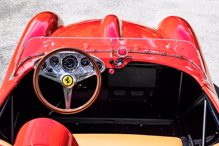 Món đồ chơi mới này là bản sao kích thước 75% so với nguyên bản và hoạt động bằng mô tơ điện. hãng siêu xe Ý sẽ chỉ sản xuất 299 chiếc Ferrari Testa Rossa J 2021 mới với sự hợp tác của The Little Car Company. Styling Center của Ferrari ở Maranello đảm nhận nhiệm vụ giám sát độ chính xác tỷ lệ và màu sắc, còn bộ phận Classiche sẽ cung cấp các bản vẽ thiết kế ban đầu của khung xe và các thành phần khác.