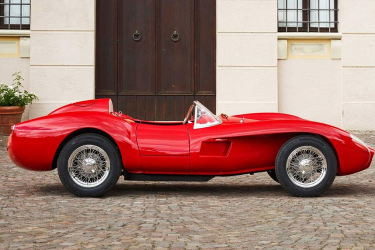 Như kỳ vọng, Ferrari có cung cấp hàng chục tùy chọn màu sắc cá nhân hóa đối với Testa Rossa J. Về chi phí, giá xe điện Ferrari Testa Rossa J được chào bán 93.000 Euro (khoảng 2,49 tỷ đồng) trước khi bổ sung tùy chọn, thuế, hoặc phí giao hàng.