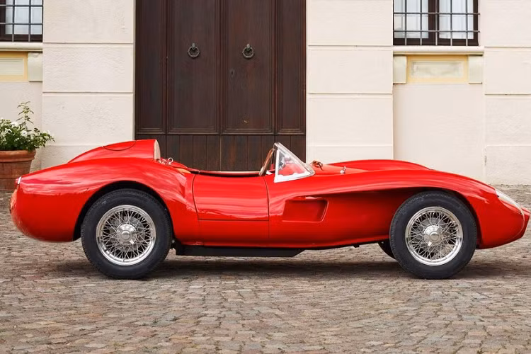 Như kỳ vọng, Ferrari có cung cấp hàng chục tùy chọn màu sắc cá nhân hóa đối với Testa Rossa J. Về chi phí, giá xe điện Ferrari Testa Rossa J được chào bán 93.000 Euro (khoảng 2,49 tỷ đồng) trước khi bổ sung tùy chọn, thuế, hoặc phí giao hàng.