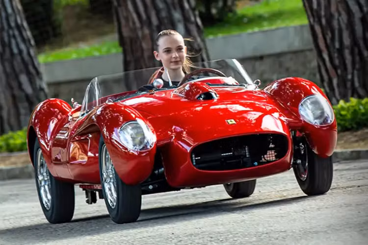 Nhưng khác với nguyên bản, vô lăng này có hệ thống nhả nhanh nhỏ nhất từ trước đến nay của Ferrari để ra vào xe dễ dàng. Bạn cũng nhận được các mặt đồng hồ cổ điển được làm lại cho phù hợp với xe điện, cung cấp khả năng đọc nhiệt độ của cụm pin và động cơ thay vì dầu và nước.