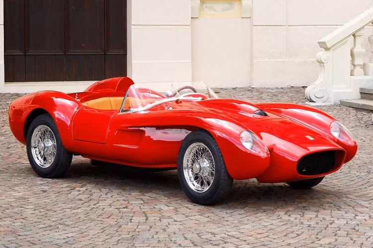 Cho dù Ferrari có nhiều ý tưởng riêng, nhà sản xuất xe Ý giờ đây đã học theo Bugatti và chế tạo một mô hình thu nhỏ lái được của mẫu Ferrari Testa Rossa 250 đời 1957. Nó có tên gọi Testa Rossa J, và là mẫu xe điện đầu tiên của Ferrari.